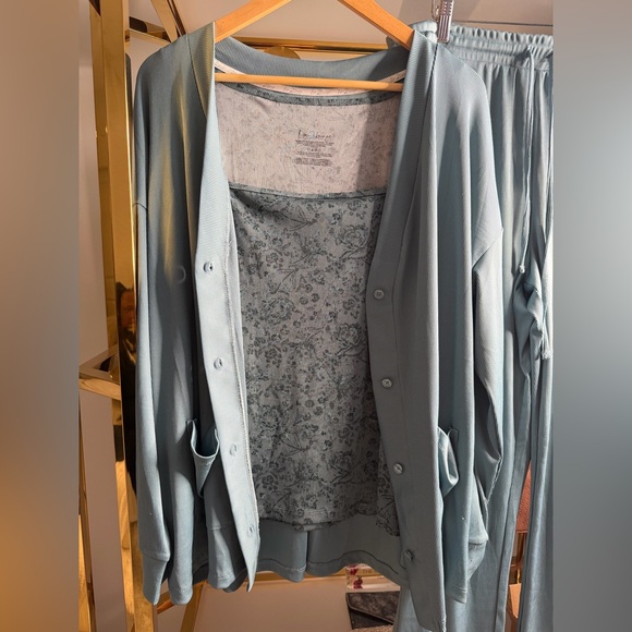 Chic Women's Blue 3 piece matching Pantsuit. New! - Picture 5 of 6